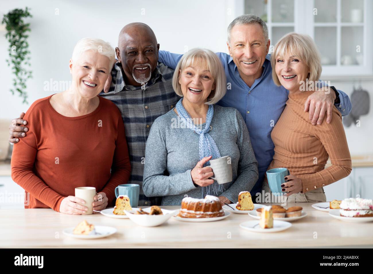 Gruppenportrait von multirassischen älteren Freunden, die Zeit zusammen genießen Stockfoto
