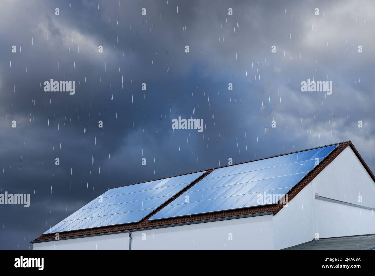 Das Dach ist bei bewölktem Wetter mit Sonnenkollektoren bedeckt Stockfoto