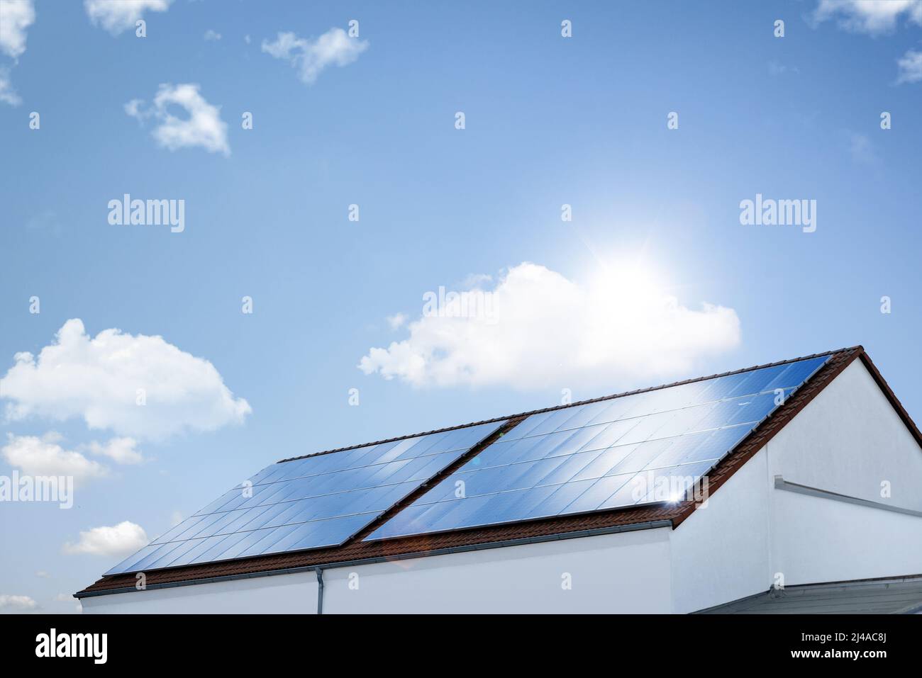 Dach mit großen Sonnenkollektoren bedeckt Stockfoto