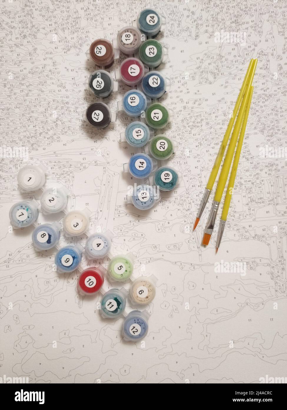 Malt für ein Bild verschiedener Farben mit Pinsel auf Leinwand Stockfoto