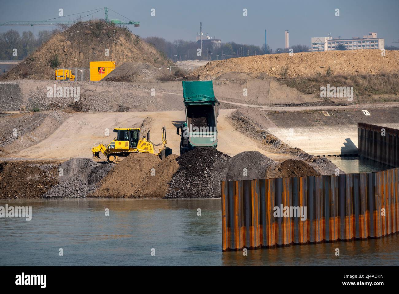 Duisport, Port of Ruhrort, Coal Island, Umwandlung des alten Hafengebiets in Europas größten trimodalen Containerterminal im Binnenland, Landgewinnung oder Stockfoto