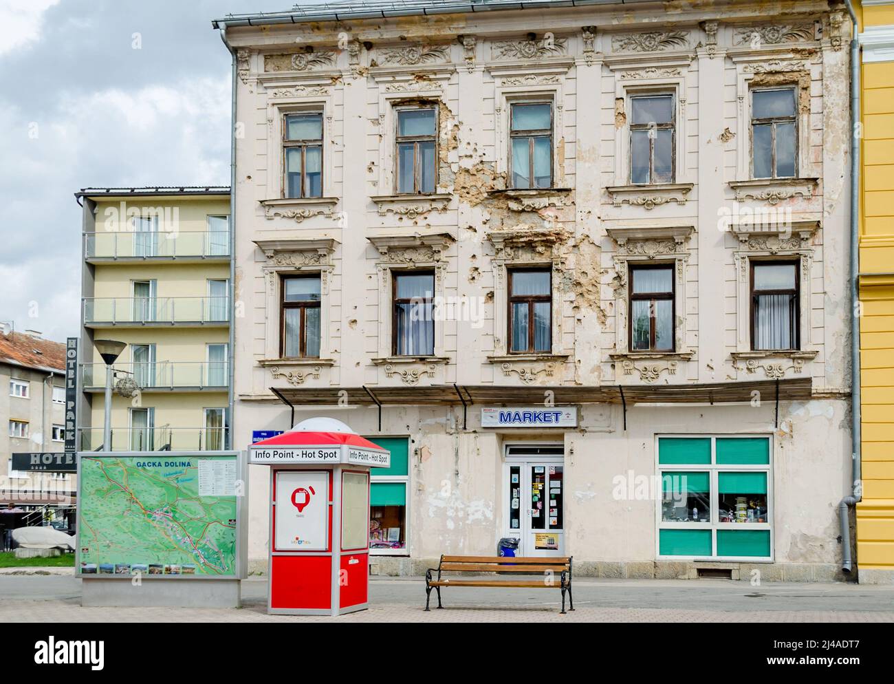 Altes Gebäude in einer Stadt von Kroatien. Fassade voller Kugellöcher aus der Zeit des Kroatischen Unabhängigkeitskrieges. Stockfoto