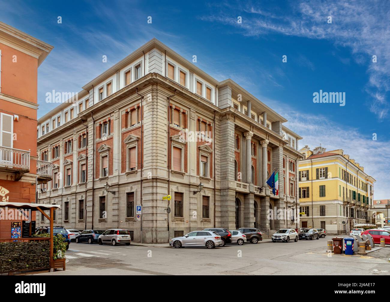 Cuneo, Italien - 11. April 2022: Das historische Gebäude (1927) des italienischen Postamtes von Cuneo in der Via Franco Andrea Bonelli Stockfoto