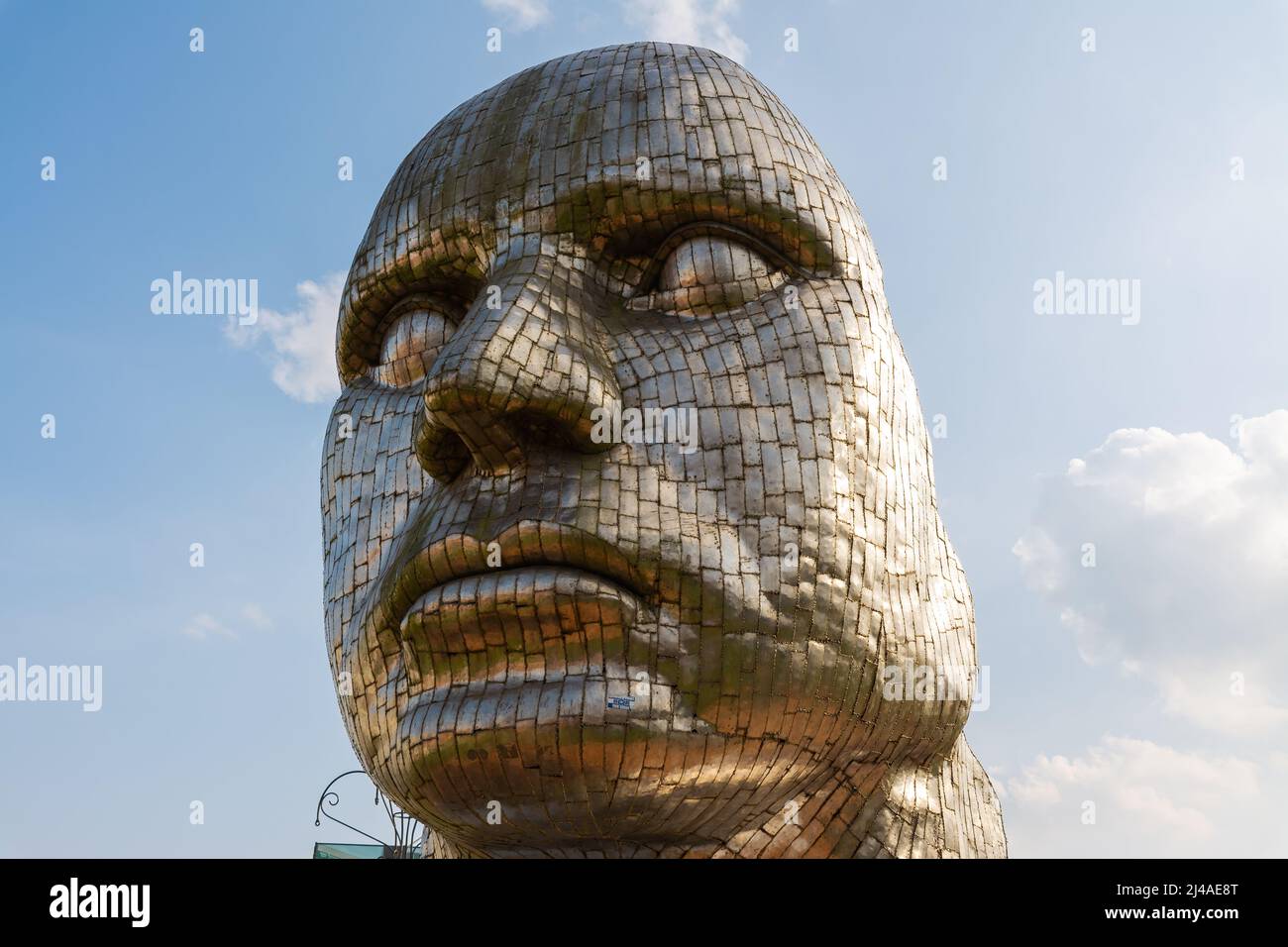 Wigan, England - Vereinigtes Königreich - 22.. März 2022: Das Gesicht der Wigan-Skulptur des Künstlers Rick Kirby im Stadtzentrum von Wigan an einem wunderschönen Frühlingsnachgang Stockfoto