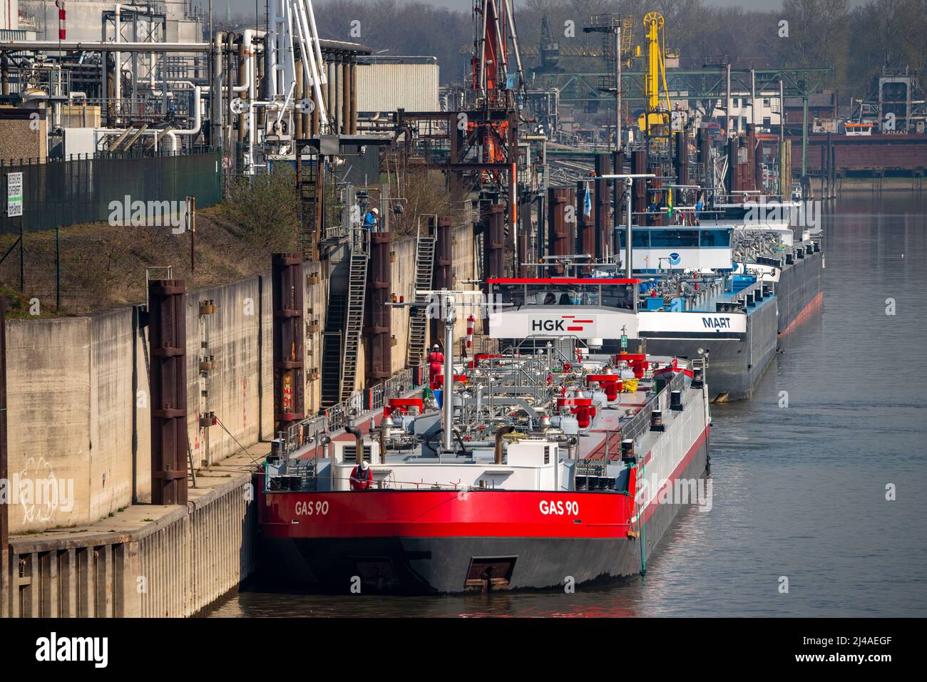 Duisport, Hafen von Ruhrort, Ölinsel, TanQuid-Tanklager, für Erdölprodukte, Chemische Produkte, petrochemische Produkte, Flüssiggas, Frachtschiff Stockfoto