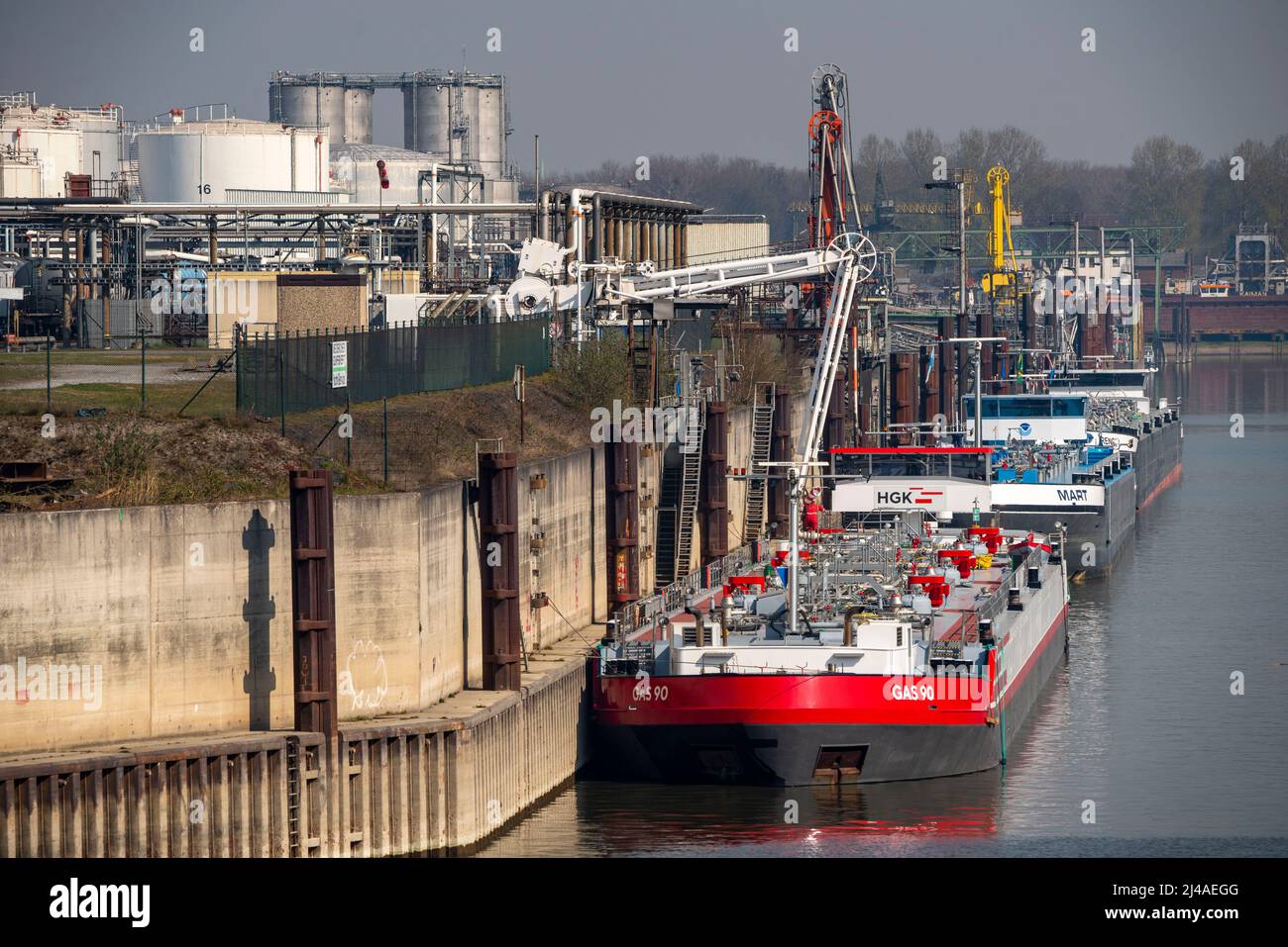 Duisport, Hafen von Ruhrort, Ölinsel, TanQuid-Tanklager, für Erdölprodukte, Chemische Produkte, petrochemische Produkte, Flüssiggas, Frachtschiff Stockfoto