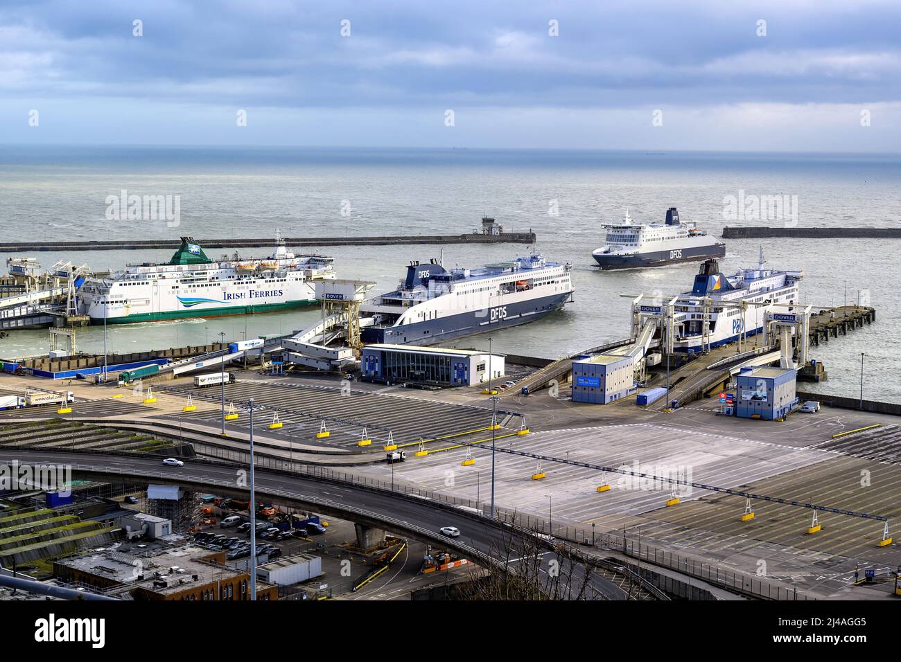 Ein Panoramablick über Dover Harbour in Kent, England. Die Eastern Docks enthalten den weltweit verkehrsreichsten Fährhafen - Januar 2022. Stockfoto