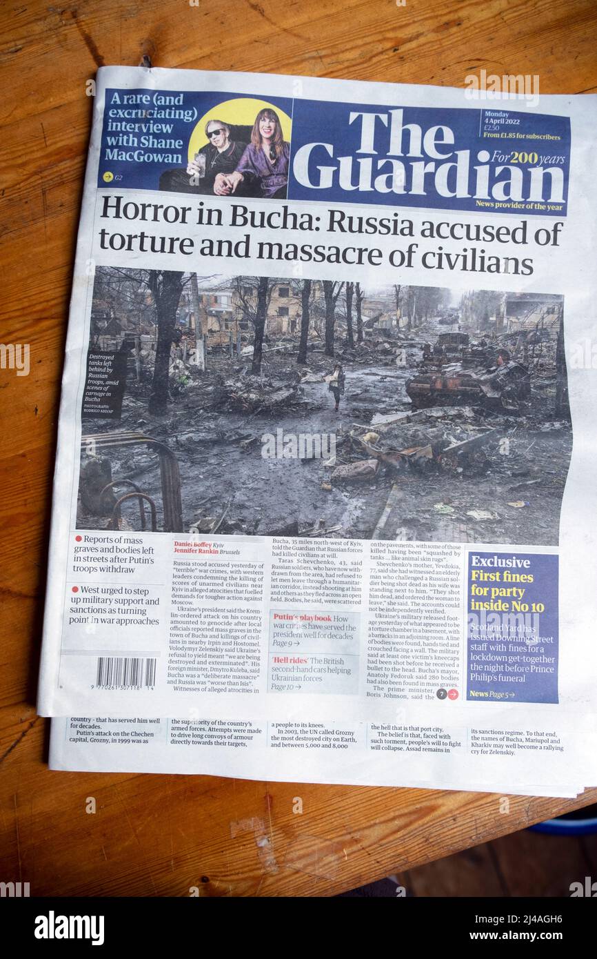 „Horror in Bucha: Russland wird der Folter und des Massakers an Zivilisten beschuldigt“, titelt die Zeitung Guardian am 4. April 2022 in London, England, Großbritannien Stockfoto