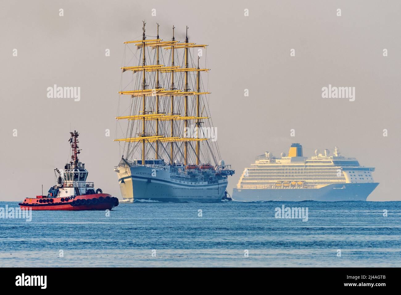 Verschiedene Arten von Kreuzfahrtschiffen. Golden Horizon, ein modernes Viereckgerät, das von Tradewind Voyages und Saga Cruises Spirit of Discovery betrieben wird - Juli 2021. Stockfoto