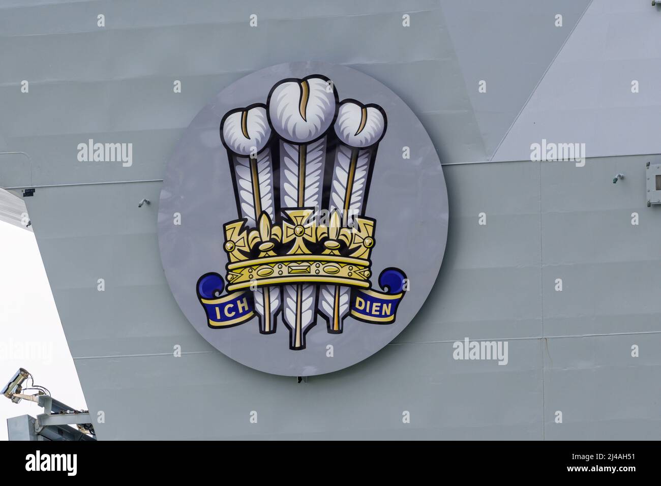 Das Wappen des Prince of Wales, getragen von der Royal Navy Flugzeugträger HMS Prince of Wales (R09) - Mai 2021. Stockfoto