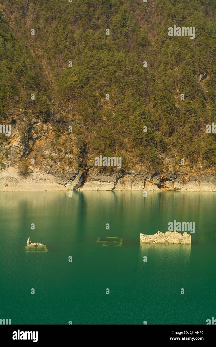 Die Überreste des Dorfes Movada in Lago dei Tramonti, val Tramontina, Provinz Pordenone, Friaul, Italien. Das Dorf wurde überflutet, als ein Damm gebaut wurde Stockfoto