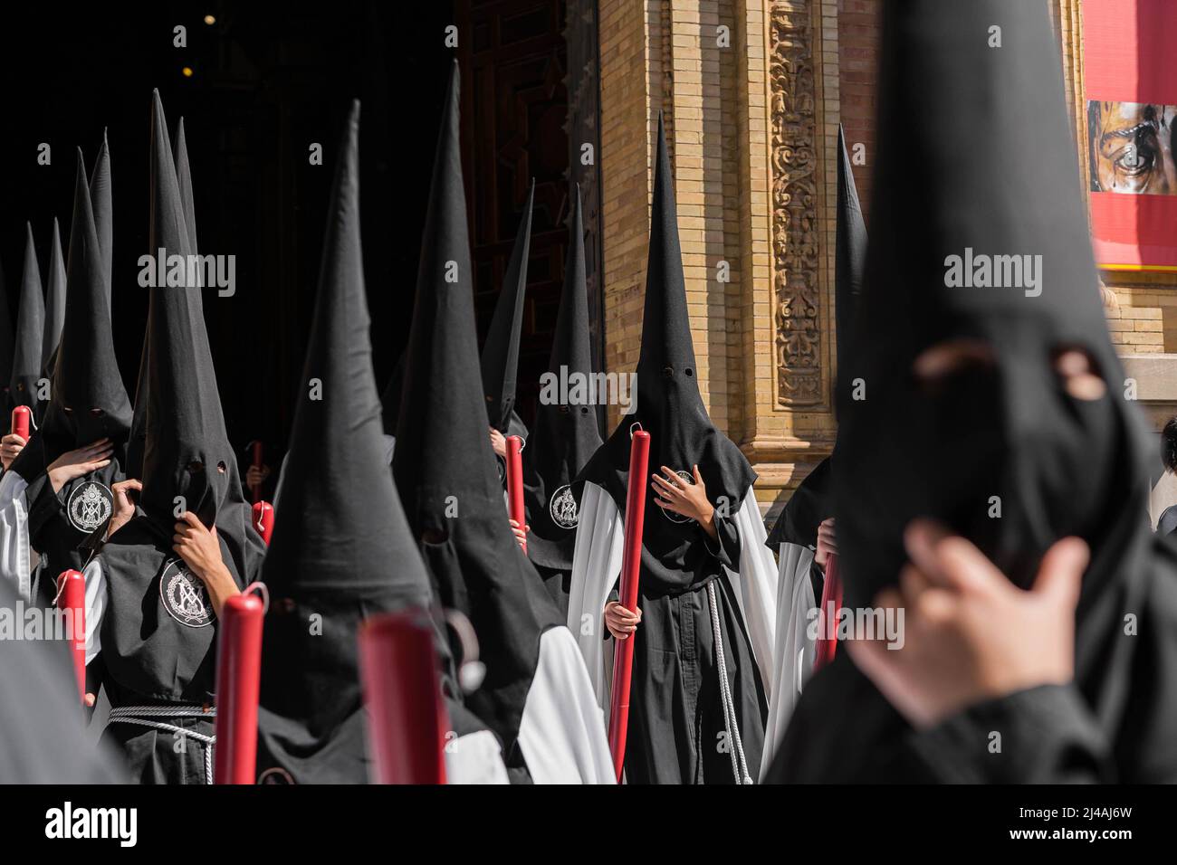 Sevilla, Spanien. 13. April 2022. Dutzende von Christen in ihren traditionellen Kostümen verlassen die Parroquia de la Concepción. Die Bruderschaft von Nervión nimmt nach zwei Jahren die Prozession des Heiligen Christus des Durstes auf die Straße, ohne die Karwoche aufgrund der Pandemie von Covid-19 zu feiern. (Foto von Diego Radames/SOPA Images/Sipa USA) Quelle: SIPA USA/Alamy Live News Stockfoto