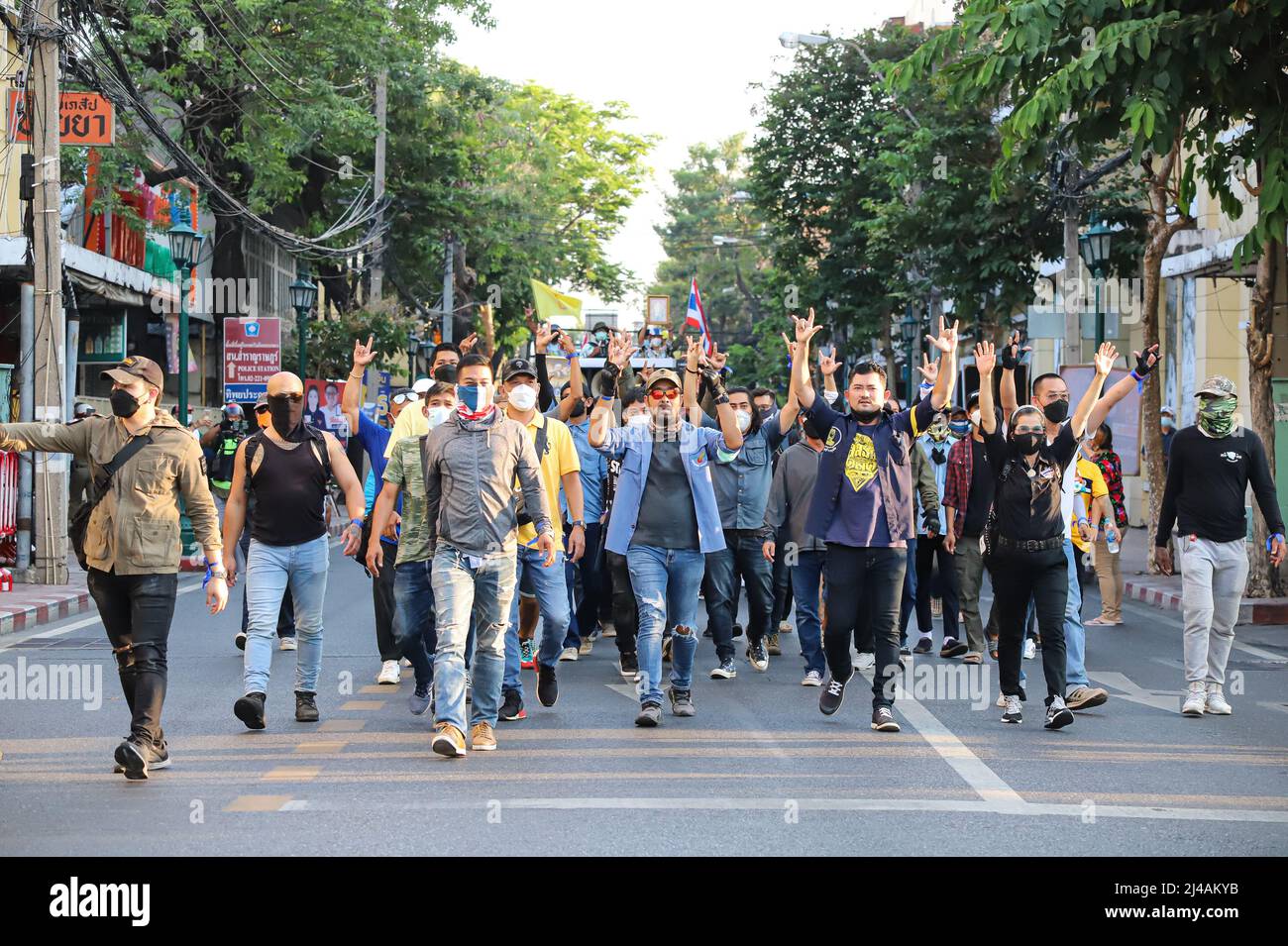 Bangkok, Thailand. 13. April 2022. Die royalistische Gruppe organisiert Aktivitäten Singen Sie die Nationalhymne und singen Sie die königliche Hymne um 6:00 Uhr im Bereich des Demokratie-Denkmals. Die Bereitschaftspolizei stand Wache zwischen den beiden Demonstranten, um eine Konfrontation mit prodemokratischen Gruppen zu verhindern, die Songkran-Veranstaltungen auf der anderen Straßenseite des Demokratiedenkmals abhielten. (Foto: Adirach Toumlamoon/Pacific Press) Quelle: Pacific Press Media Production Corp./Alamy Live News Stockfoto