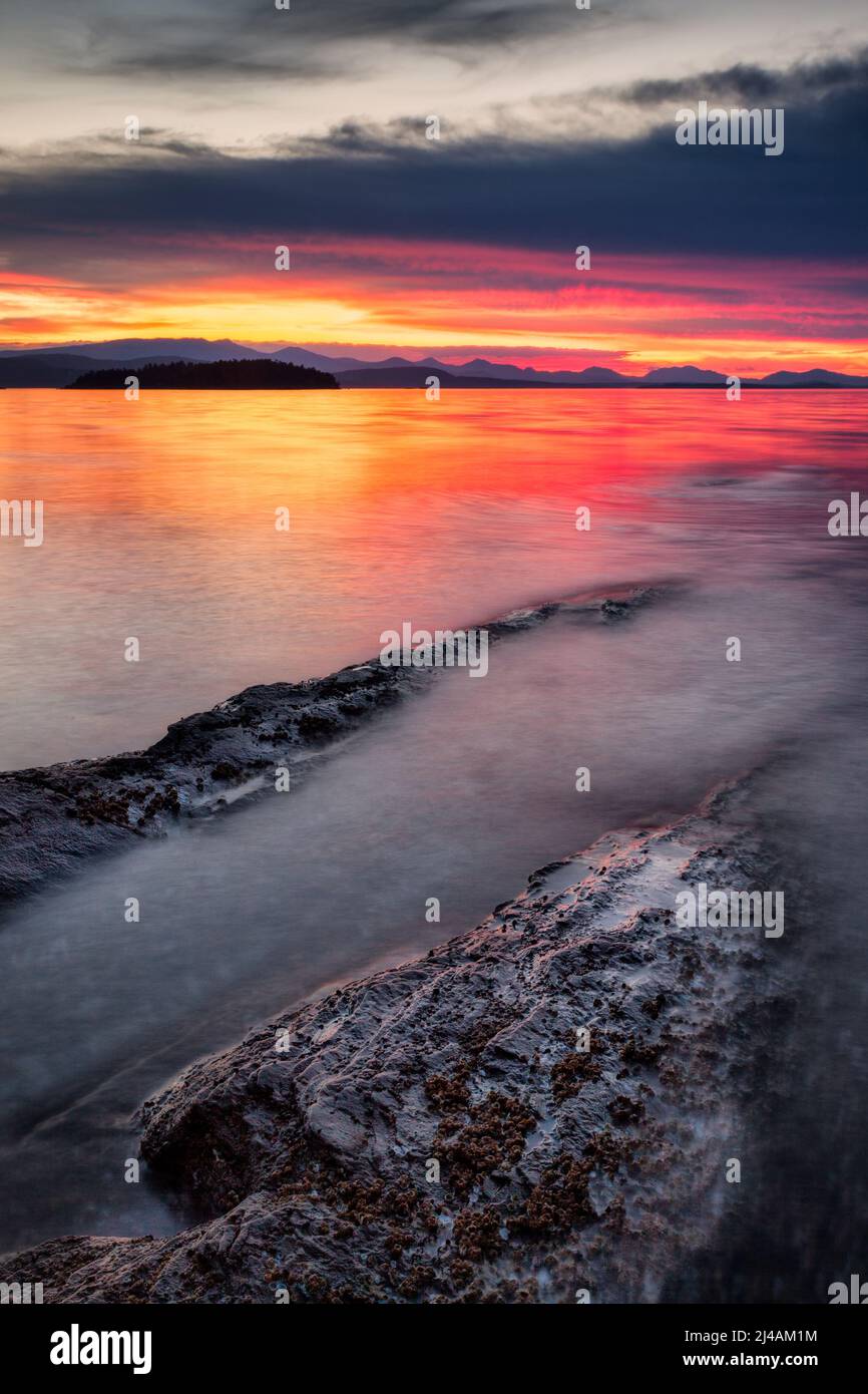 Sonnenuntergang am Montague Harbour Marine Provincial Park auf Galiano Island in der Gulf Islands, British Columbia, Kanada Stockfoto