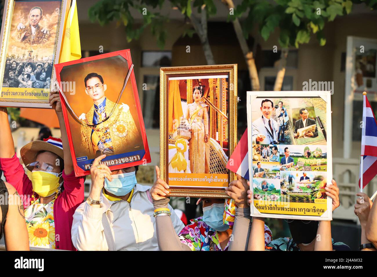 Bangkok, Thailand. 13. April 2022. Die royalistische Gruppe organisiert Aktivitäten Singen Sie die Nationalhymne und singen Sie die königliche Hymne um 6:00 Uhr im Bereich des Demokratie-Denkmals. Die Bereitschaftspolizei stand Wache zwischen den beiden Demonstranten, um eine Konfrontation mit prodemokratischen Gruppen zu verhindern, die Songkran-Veranstaltungen auf der anderen Straßenseite des Demokratiedenkmals abhielten. (Foto: Adirach Toumlamoon/Pacific Press) Quelle: Pacific Press Media Production Corp./Alamy Live News Stockfoto