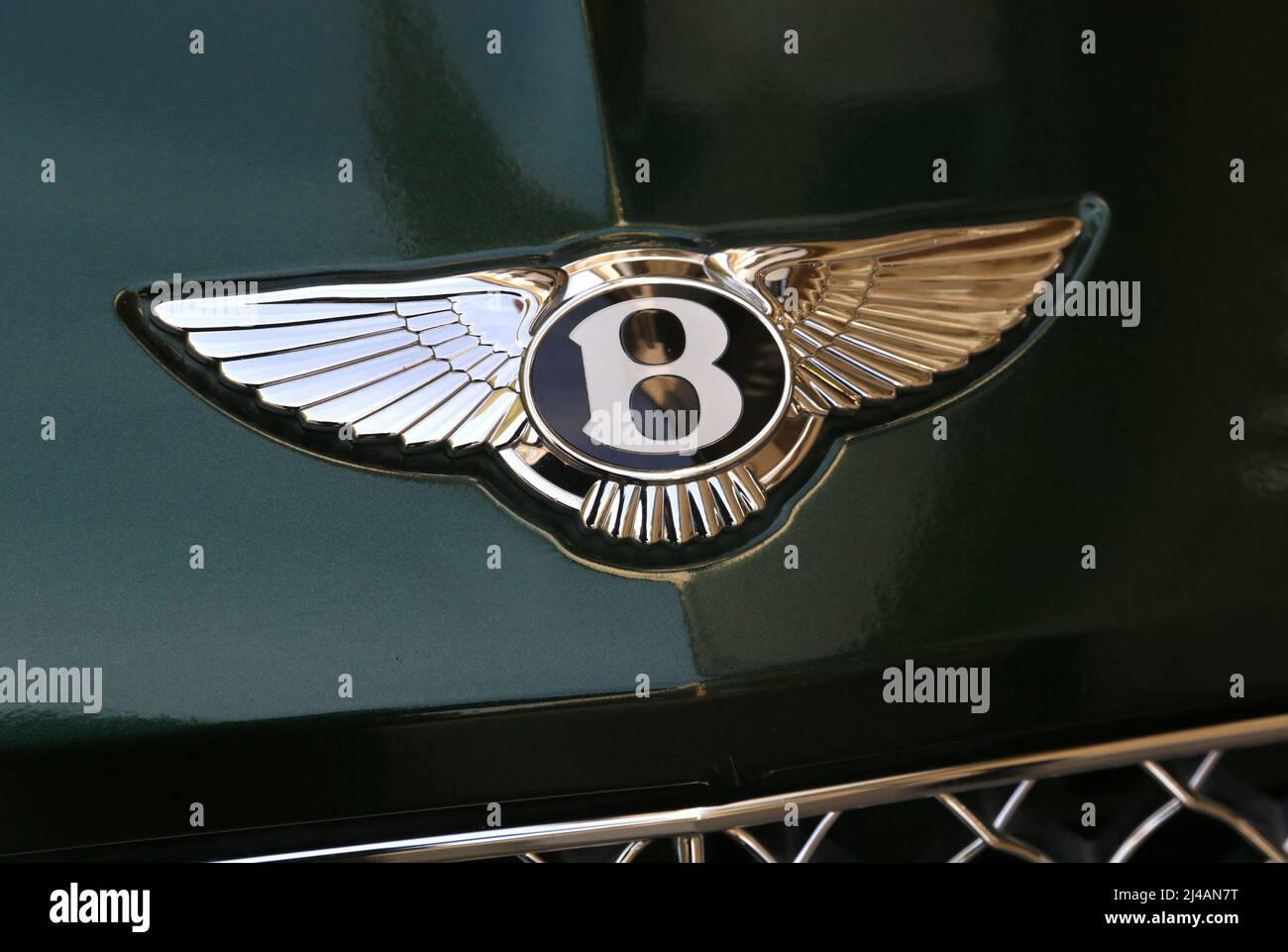 Bentley Logo mit doppelflügeligen Flügeln eines der luxuriösesten und luxuriösesten Autos. Stockfoto