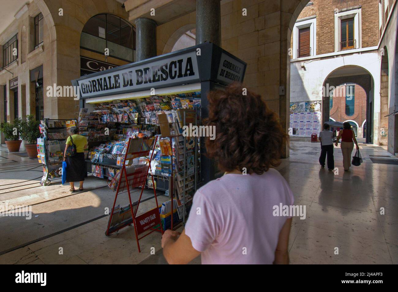 Brescia, Italy 27/07/2005: Zeitungsstand, piazza della Vittoria. ©Andrea Sabbadini Stockfoto