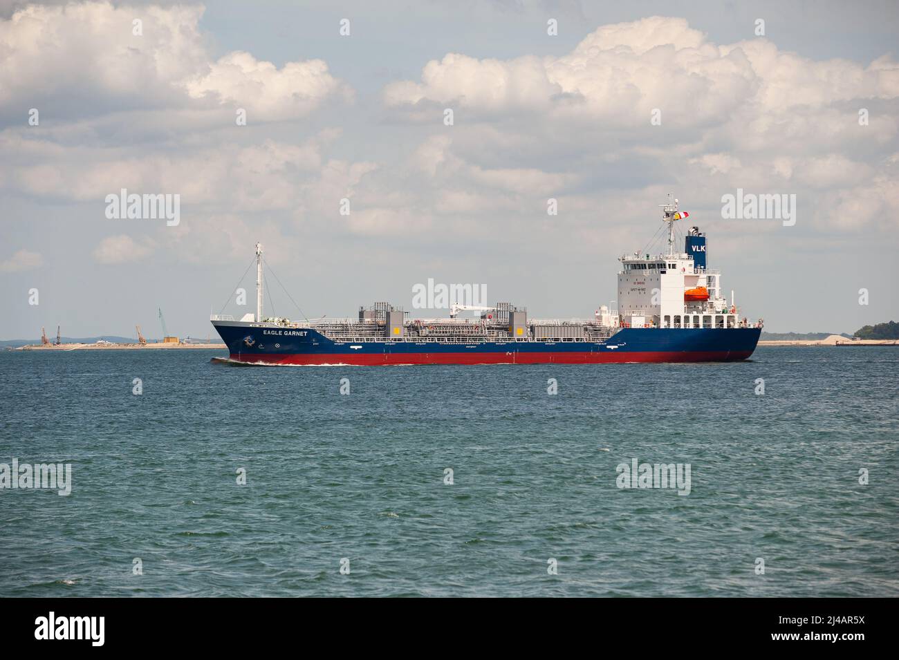 29.11.2021, Singapur, Republik Singapur, Asien - Chemical Oil Products Tanker Eagle Garnet fährt am Ufer des Changi Beach Park vorbei auf dem Meer. Stockfoto