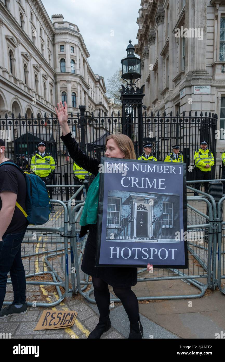 Eine Handvoll Demonstranten kam heraus, um ihre Unzufriedenheit mit den 50 Menschen zu zeigen, die an verschiedenen Partys in der Downing Street Nr. 10 teilnahmen Stockfoto