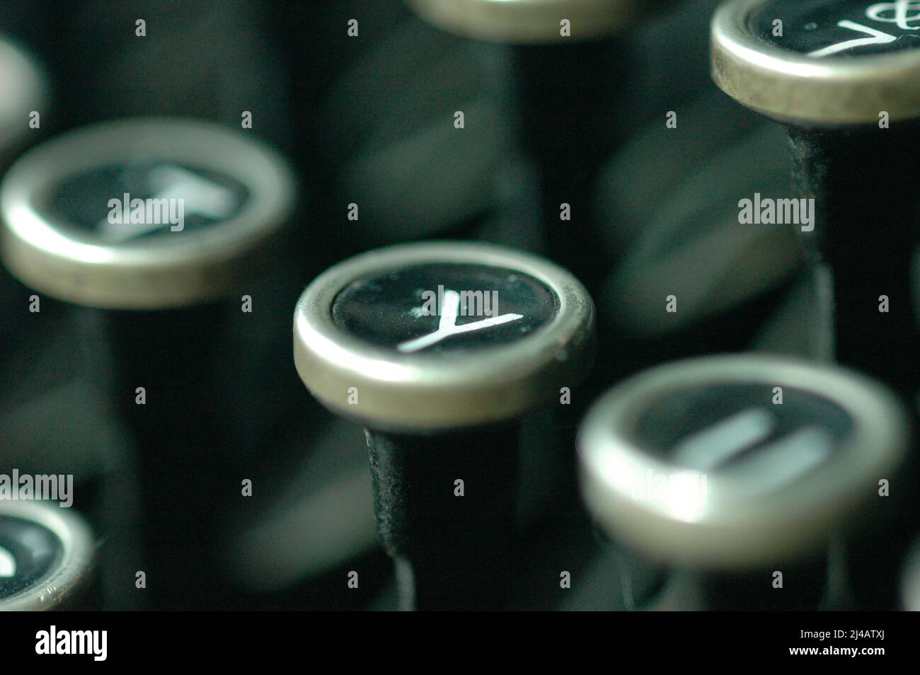 Eine alte manuelle Schreibmaschine mit seinen Arbeiten Keyes mit Zahlen und Buchstaben Y Stockfoto