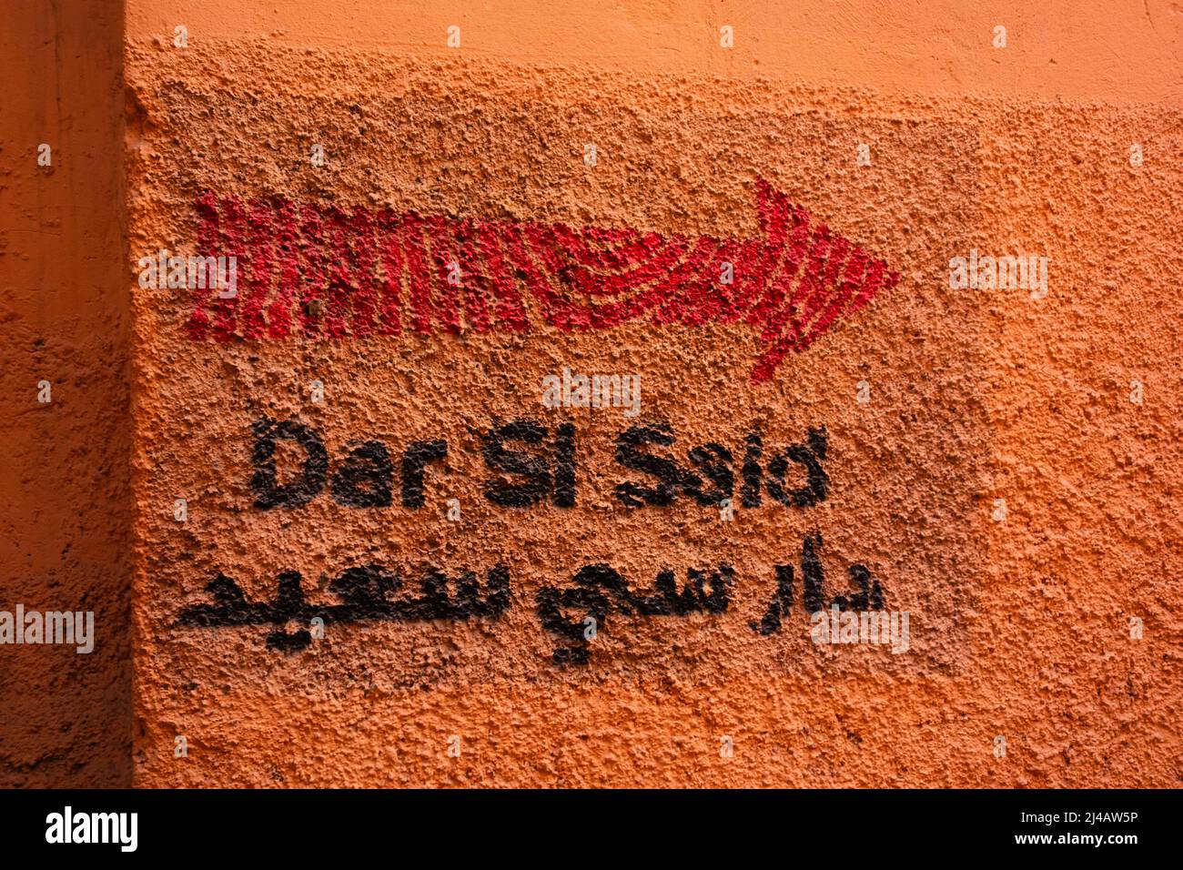 MARRAKESCH, MAROKKO - 17. NOVEMBER; 2018 roter Pfeil zeigt den Weg in die Medina Stockfoto