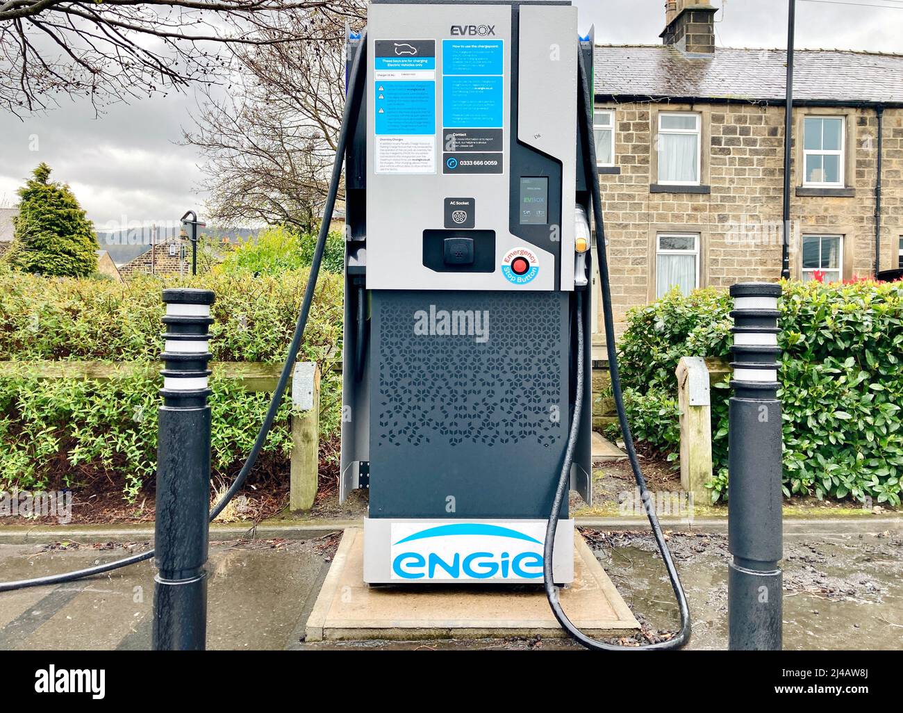 Eine Ladestation für Elektroautos von Engie / EVBox, betrieben von Geniepoint. EV-Ladegerät auf einem Asda-Parkplatz in Otley, Leeds. Stockfoto