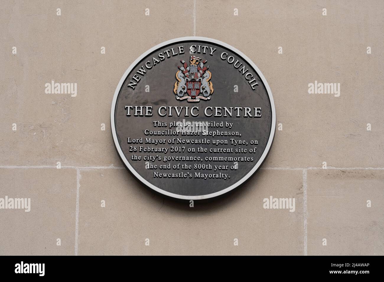 Gedenkplakette auf der Fassade des stadtrates des Newcastle Civic Centre. Newcastle upon Tyne, Großbritannien Stockfoto