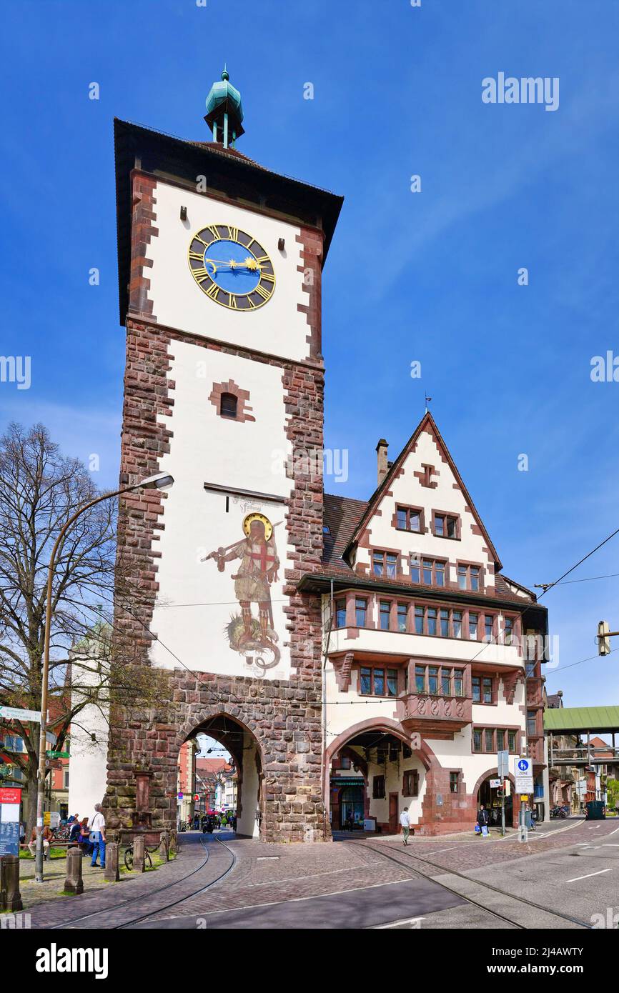 Freiburg, Deutschland - April 2022: Turm mit Tor namens Schwabentor, ein verbliebenes Stadttor der mittelalterlichen Verteidigungsmauer Stockfoto