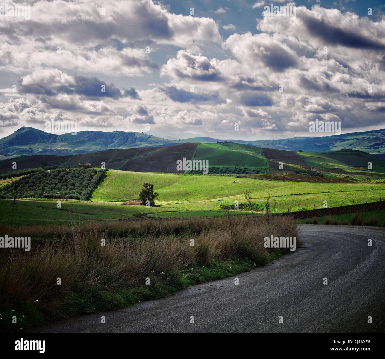 Dramatische Landschaft mit Sturmwolken auf dem Land in Sizilien, Italien Stockfoto