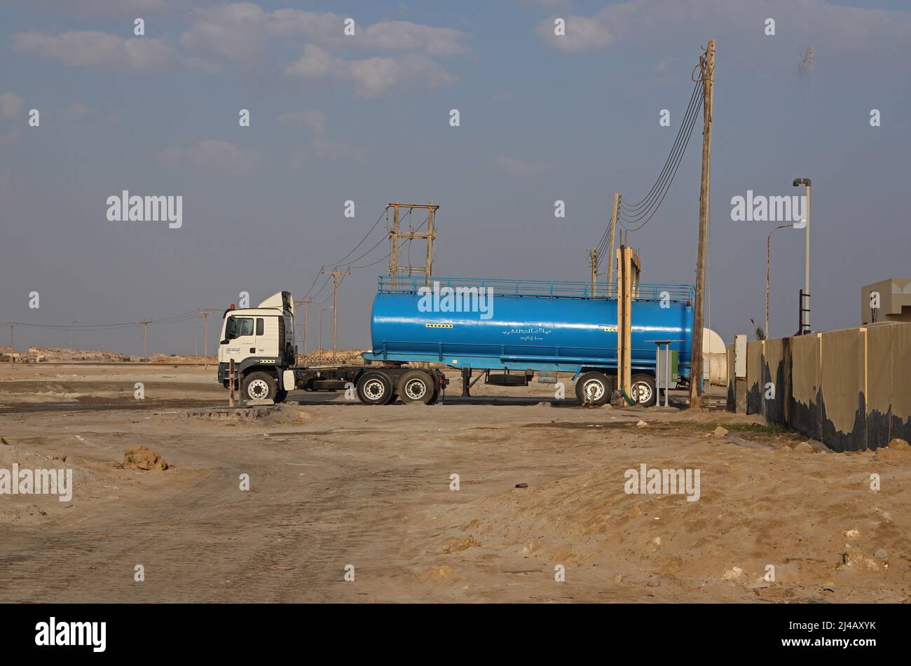 Aufgetankte Füllung mit Wasser in der Entsalzungsanlage im südlichen Oman Dezember Stockfoto