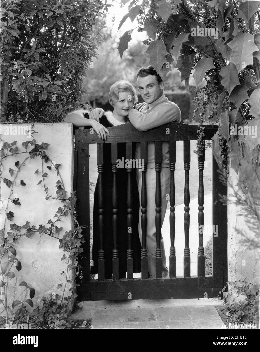JAMES CAGNEY und seine Frau BILLIE / FRANCES CAGNEY im Jahr 1933 am Tor zu ihrem Bungalow Home in Hollywood Werbung für Warner Bros. Stockfoto