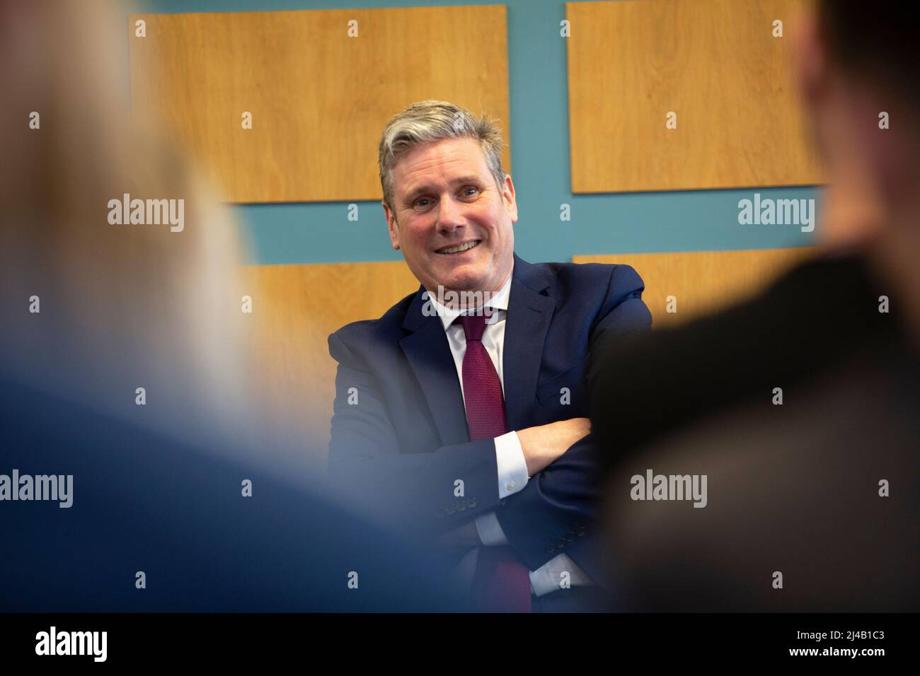 Der Vorsitzende der Arbeiterpartei Keir Starmer spricht mit Studenten der Rechts- und Politikwissenschaften während einer Fragerunde am Burnley College in Lancashire. Stockfoto