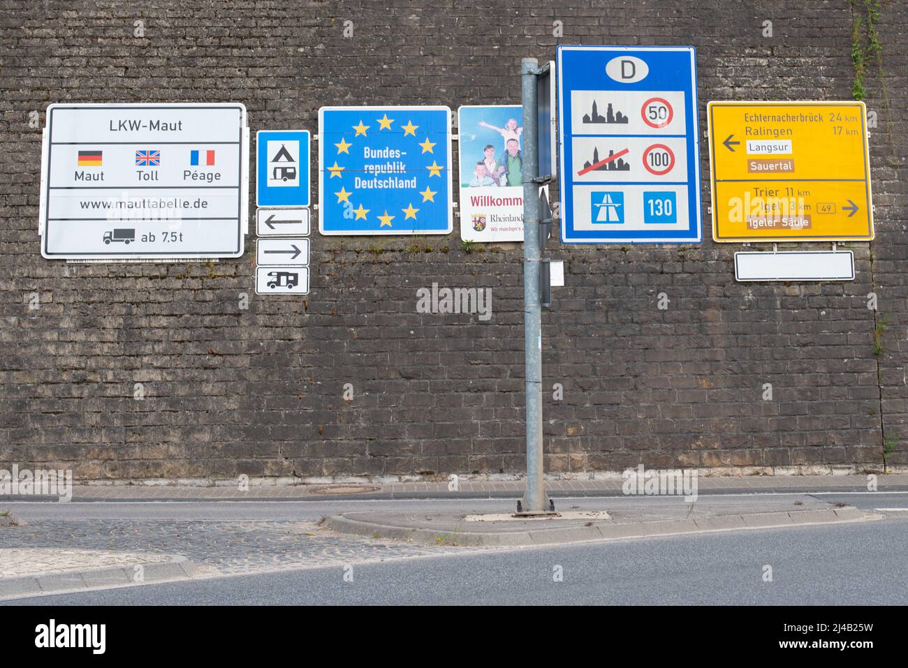 Grenzübergang nach Deutschland, viele Straßenschilder informieren über Tempolimits und Mautgebühren auf deutschen Straßen, Willkommensschild, Europäische Union, Grenzgebiet Luxemburg Stockfoto