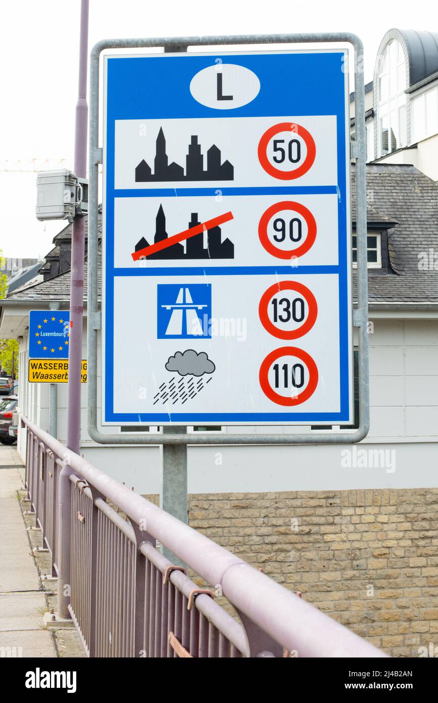 Luxemburger Straßenschild mit Geschwindigkeitsbegrenzungen, Grenzüberfahrt zu den Benelux-Ländern, Verkehrs- und Verkehrsrecht an der Borde Stockfoto