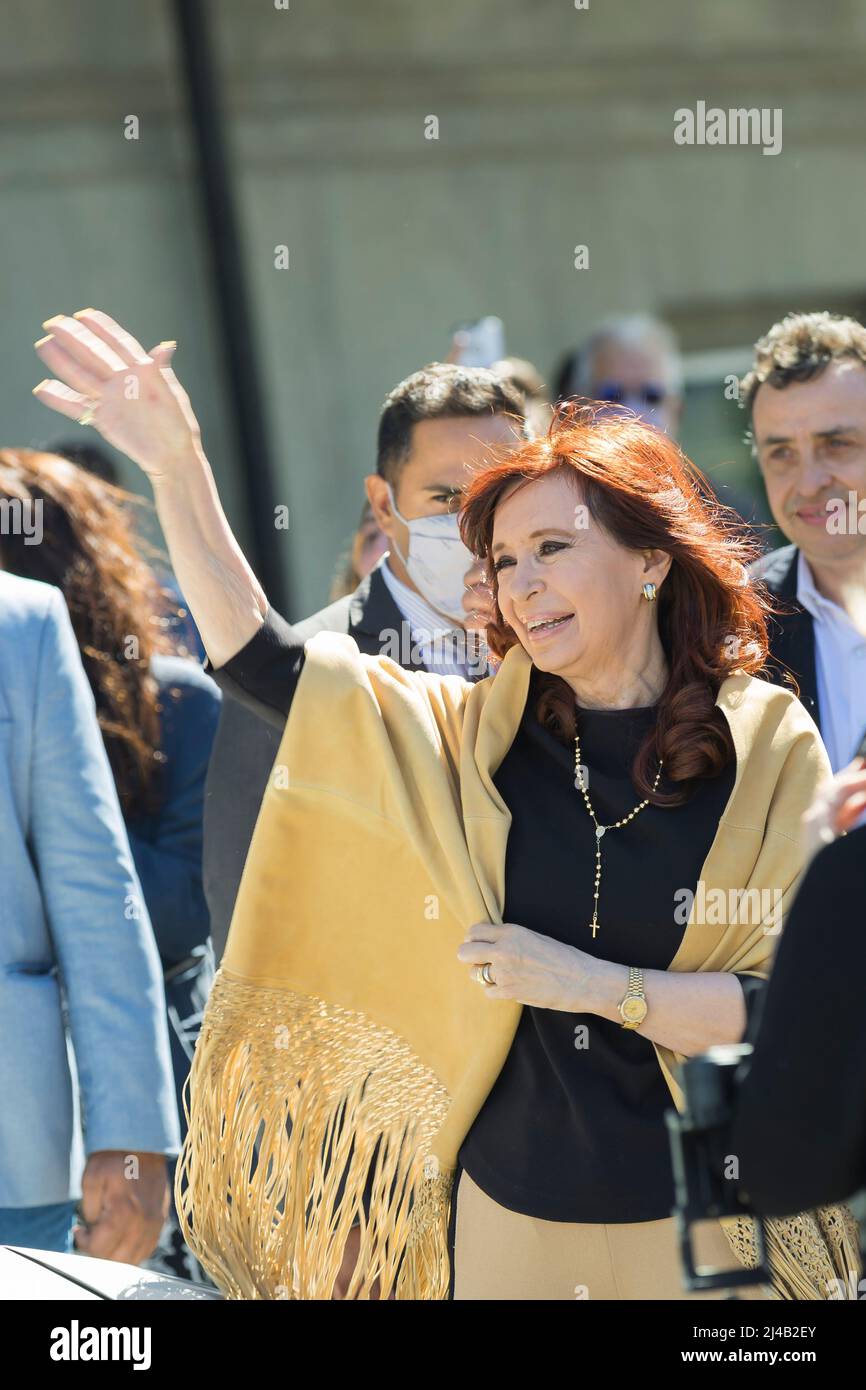 Buenos Aires, Argentinien, 13.. April 2022. Vizepräsidentin Cristina Fernández de Kirchner begrüßt ihre Anhänger, nachdem sie die Plenarsitzung der Euro-Lateinamerikanischen Parlamentarischen Versammlung (Eurolat) nach ihrer Eröffnung verlassen hat. (Bild: Esteban Osorio/Alamy Live News) Stockfoto