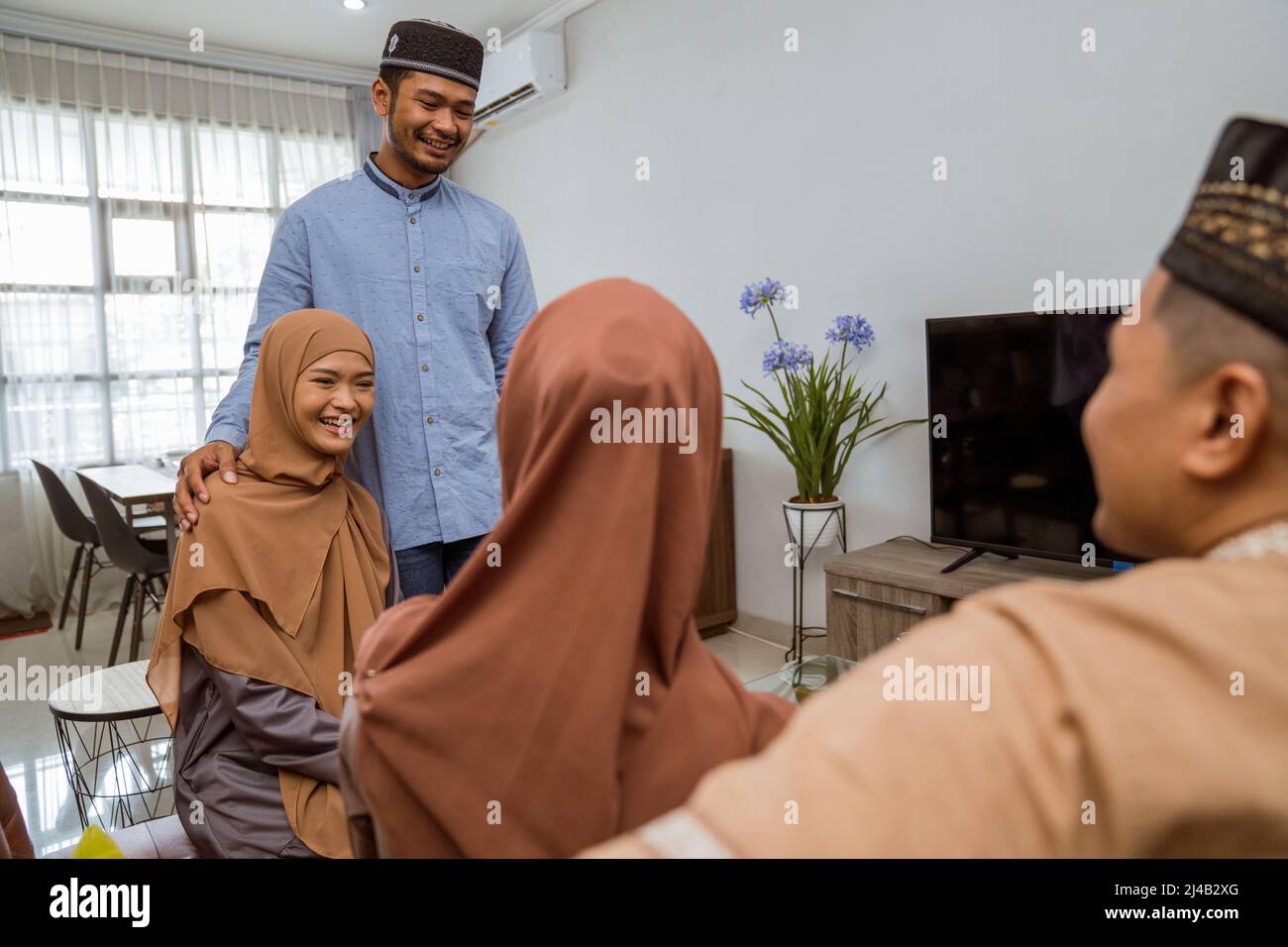 Besuch von Freunden und Familie während des islamischen Tages von eid mubarak Stockfoto