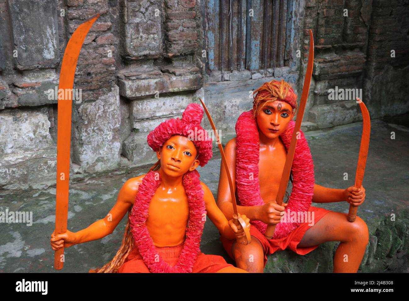 Hindu-Anhänger mit ihrem rot gefärbten corp nehmen an einer Prozession mit Schwertern Teil, die am jährlichen Lal Kach (Rotes Glas)-Fest teilnehmen Stockfoto