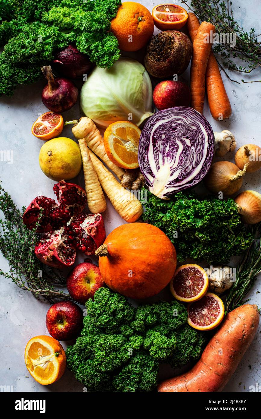 Eine Kollektion von Winterprodukten. Frisches Obst und Gemüse Stockfoto