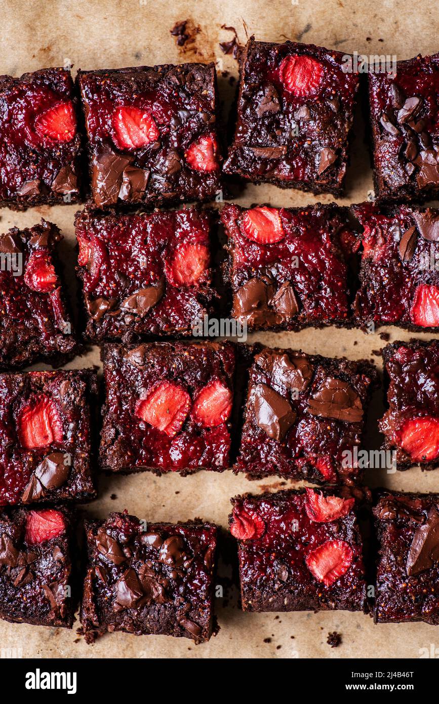 Hausgemachte Erdbeer-Brownies in Würfeln Stockfoto
