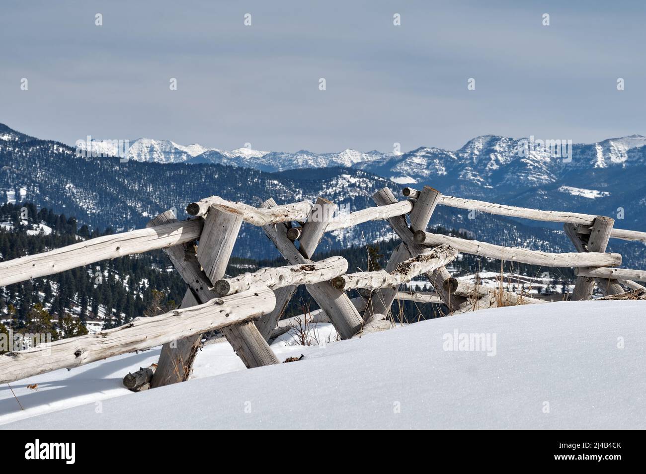Jackleg Zaun aus lodgepole Kiefer mit den Spanish Peaks Range hinter Stockfoto