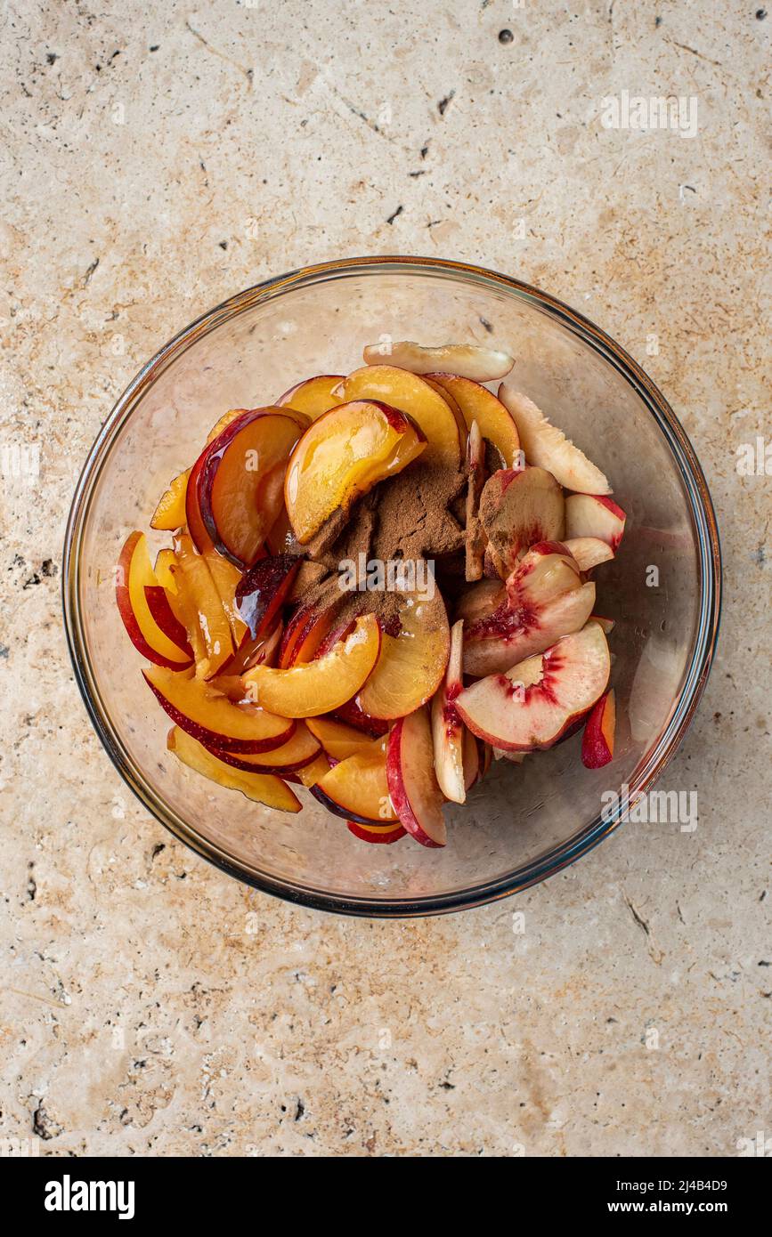 Zutaten und Zubereitung für eine Stone Fruit Galette Stockfoto