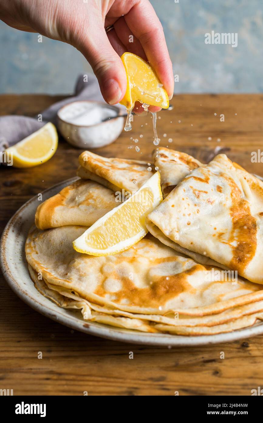 Teller Crepe Pancakes mit einem Spritzer Zitronensaft Stockfoto