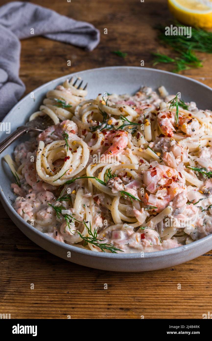 Lachs und Garnelenlinguin Stockfoto