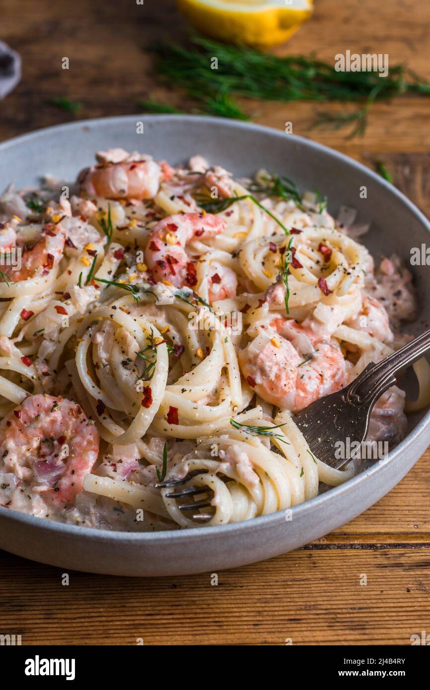 Lachs und Garnelenlinguin Stockfoto
