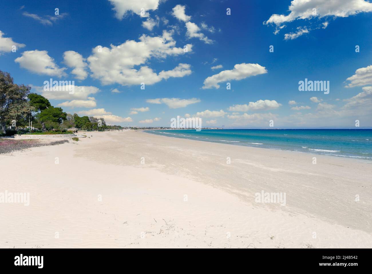 Der Strand Artemida (Loutsa) ist einer der beliebtesten Strände in Attika in der Nähe von Athen, Griechenland Stockfoto