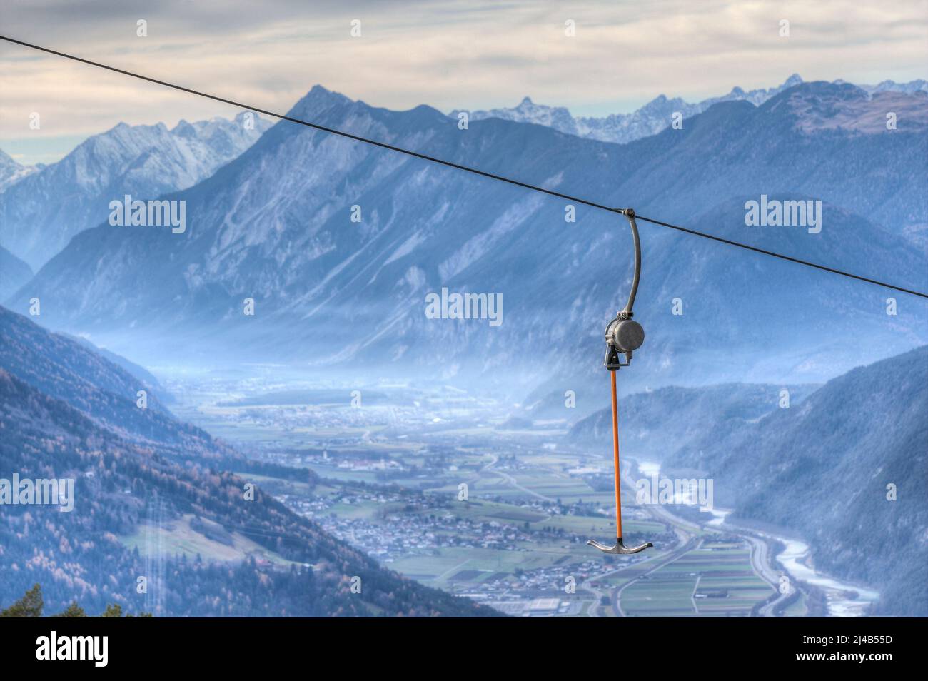 Hoch über dem Inntal in Tirol steht der Skilift noch im Dezember. Die globale Erwärmung ist auch in den Bergen spürbar und es fällt weniger Schnee. Stockfoto