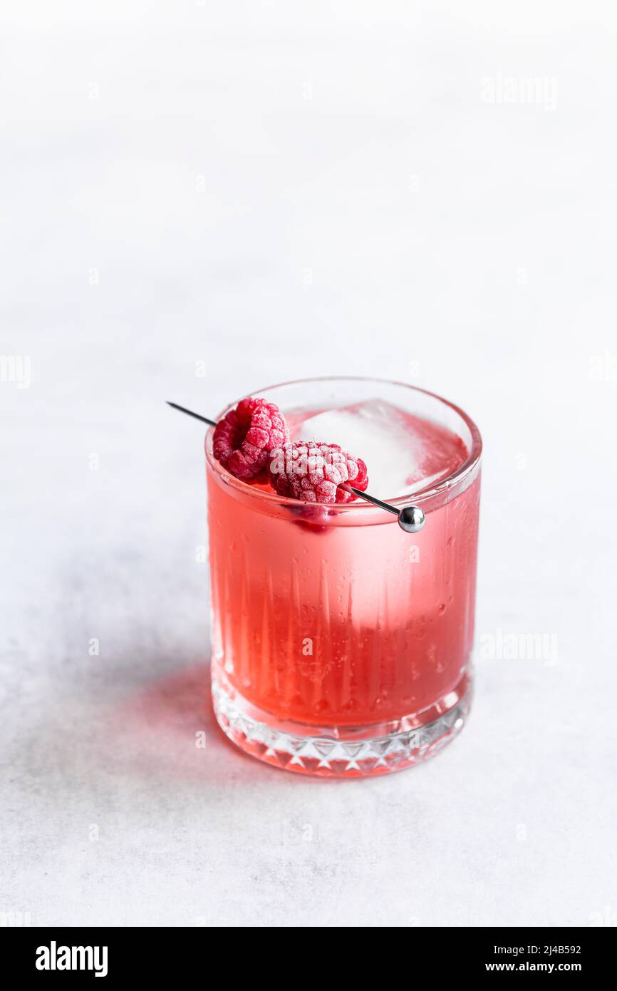 Himbeer-Cocktail mit gefrorenen Himbeeren. Stockfoto
