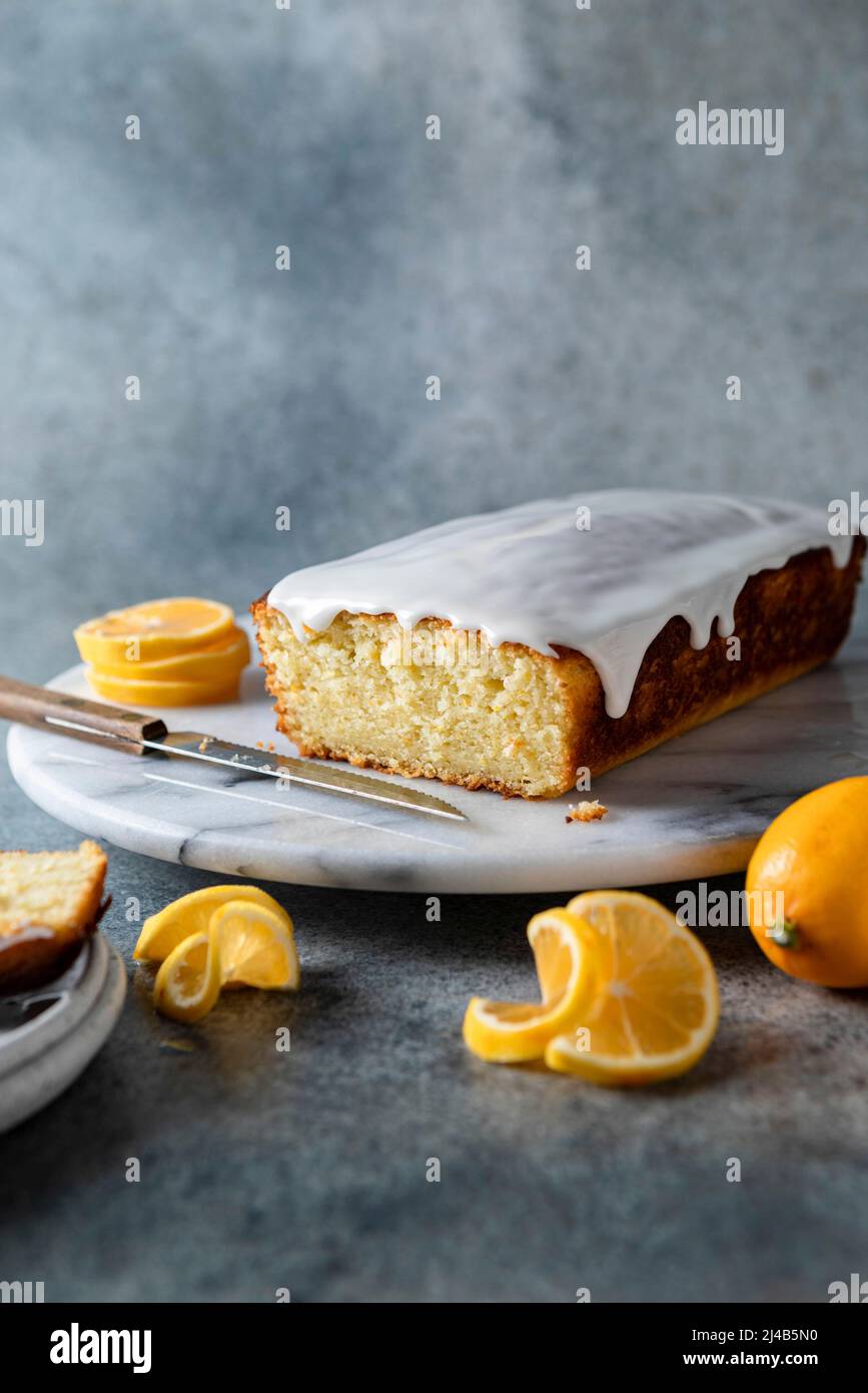 Meyer Lemon Loaf Kuchen auf grauem Hintergrund Stockfoto