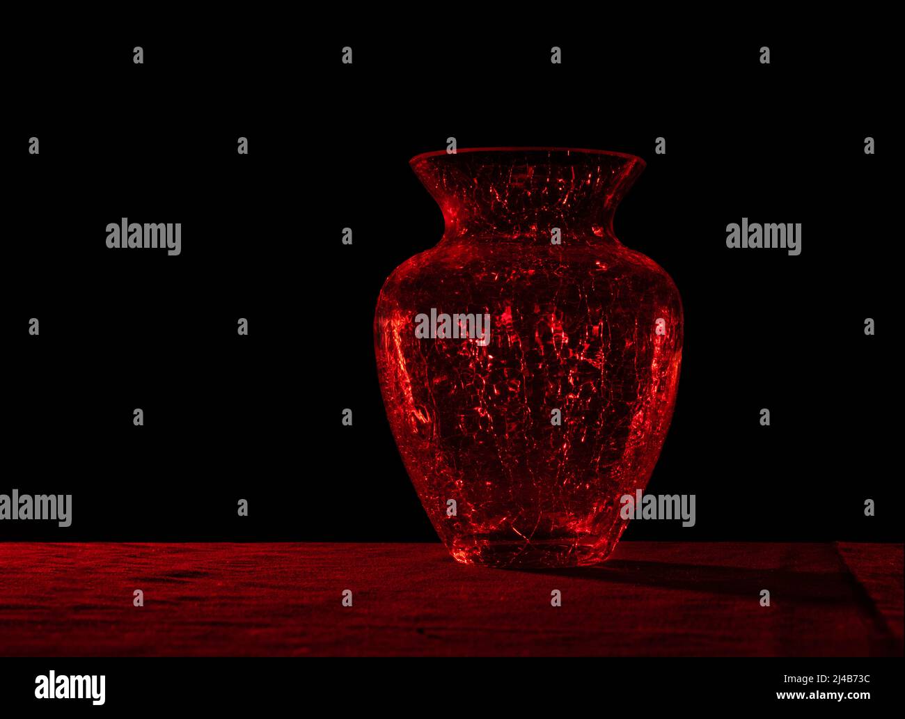 Rote Vase aus knisterndem Glas. Stockfoto