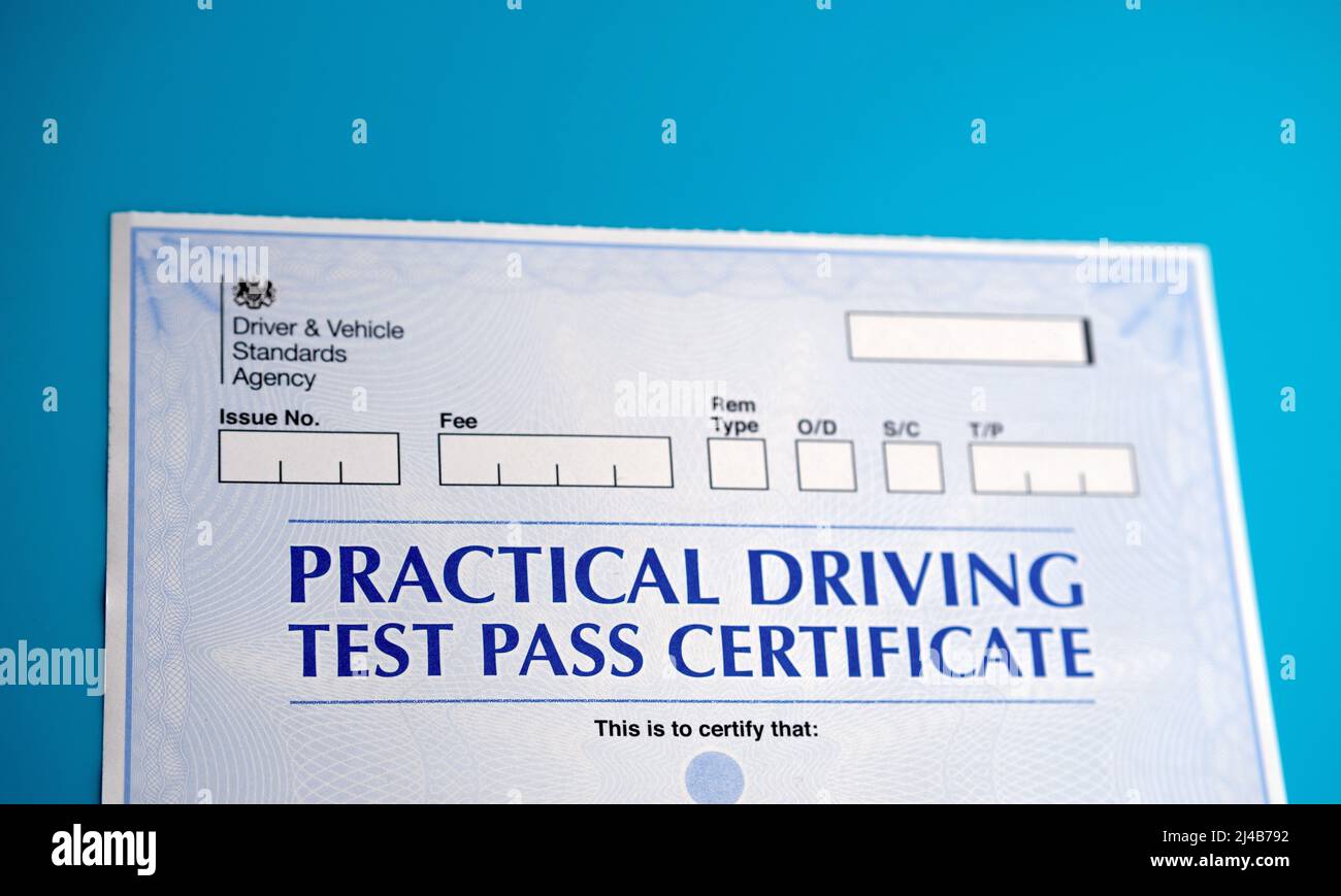 Authentic Practical Driving Test Zertifikat, das nach bestandener Fahrprüfung in Großbritannien erhalten wird. Stafford, Großbritannien, 13. April 2022. Stockfoto